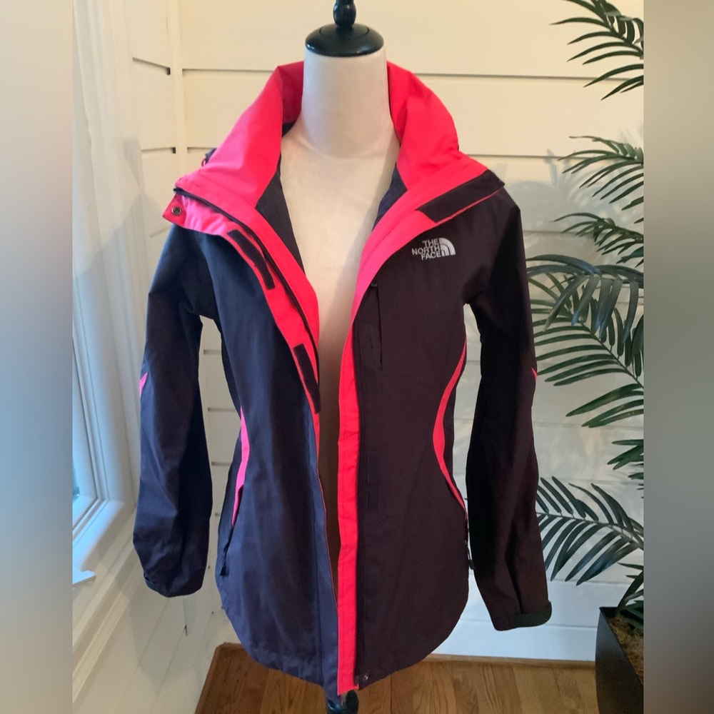 North Face Women’s Rain Jacket Size M